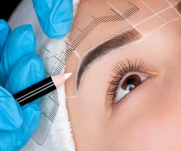 diseño de cejas en Queens Valencia